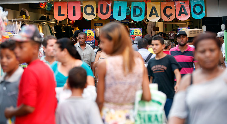 Crise econômica faz brasileiro pesquisar e correr atrás de promoções