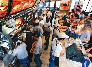 Fiscais flagram 263 adolescentes irregulares em lojas McDonald's no RS