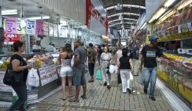 Índice de Confiança do Consumidor mantém-se abaixo da média histórica