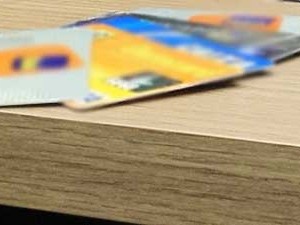 Anuidades de cartões de crédito de bancos têm alta de até 85%, diz Idec