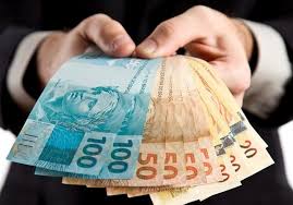 Após 10 anos, volume de salários recua