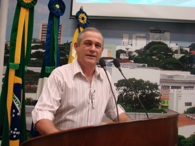 Sobre horario livre do comercio douradense aos domingos e feriados